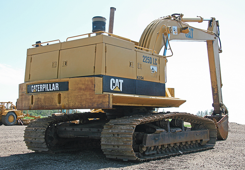 Il modello 225 è stato il primo escavatore Caterpillar 9.-Cat-225D-rear_amd